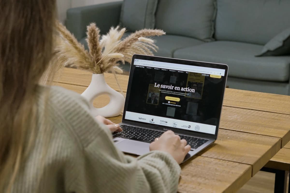 Une personne qui consulte le site de Walter Learning sur son ordinateur